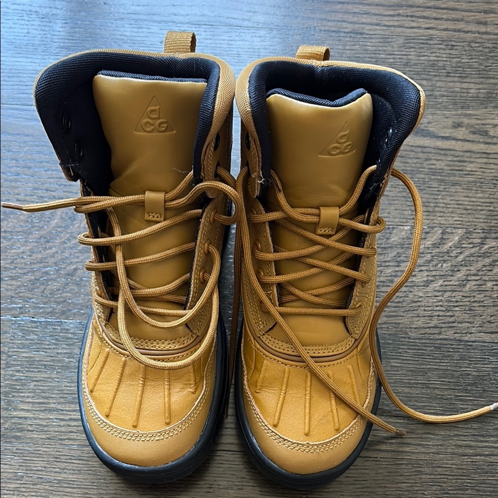 ALMOST NEW - NIKE YOUTH ACG CAMEL/TAN COLORED ALL WEATHER BOOTS - SIZE 3.5Y